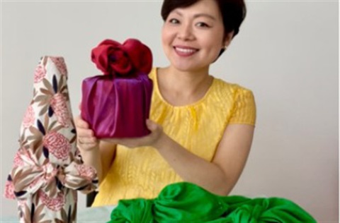 Hyami holding a gift