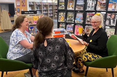 3 women discussing books