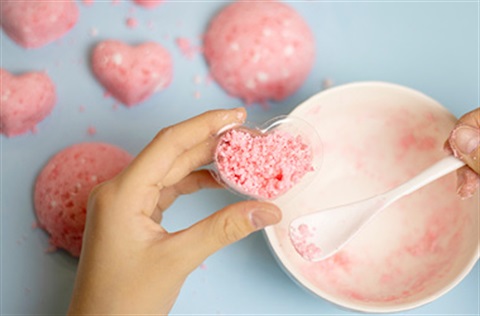 Hands making bath bombs